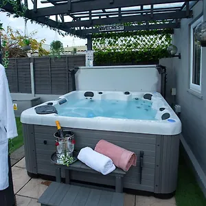 Wavecrest With Hot Tub Garden Sleeps 8 Holiday home